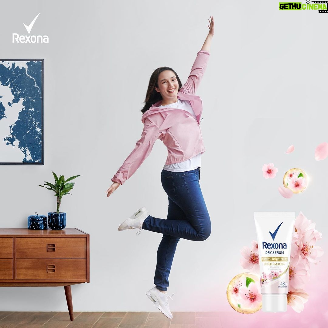 Chelsea Islan Instagram - Rasa percaya diri dan kenyamanan di setiap aktivitas yang aku lakukan merupakan hal yang sangat penting untukku! Dan untuk mendapatkan itu setiap harinya, aku juga gak pernah lupa untuk pakai Rexona Dry Serum Fresh Sakura setiap hari! π Aroma lembut yang menyegarkan dari Bunga Sakura serta kandungan niacinamide di dalam Rexona Dry Serum yang buat ketiak jadi auto cerah dan buat aku semakin percaya diri saat menjalani hari-hariku. Kalau kamu, gimana? Yuk, #TetapGerakTetapSegar dengan #KetiKece bareng Rexona setiap hari! @Rexona_ID #RexonaDrySerum πΈ