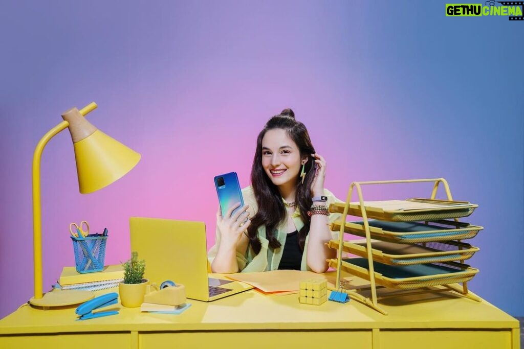 Chelsea Islan Instagram - Everyday is a Productive Day! Start where you are, use what you have, do what you can. Keep moving forward. Jalani hari lebih Efisien dan lebih seru bareng #OPPOA54 @OPPOIndonesia 💎