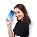 Chelsea Islan Instagram - Finally, OPPO A54 with Superior Design & Efficient Performance is officially launched in Indonesia! Kenapa Superior? Karena #OPPOA54 memiliki layar punch-hole yang membuat pengalaman nonton lebih luas! Apalagi untuk kalian yang memiliki mobilitas tinggi, kamu akan sangat terbantu dengan fitur Sunlight dan Moonlight Screen, yang dapat menyesuaikan terangnya layar agar matamu nyaman! OPPO A54, smartphonenya anak muda! 💙