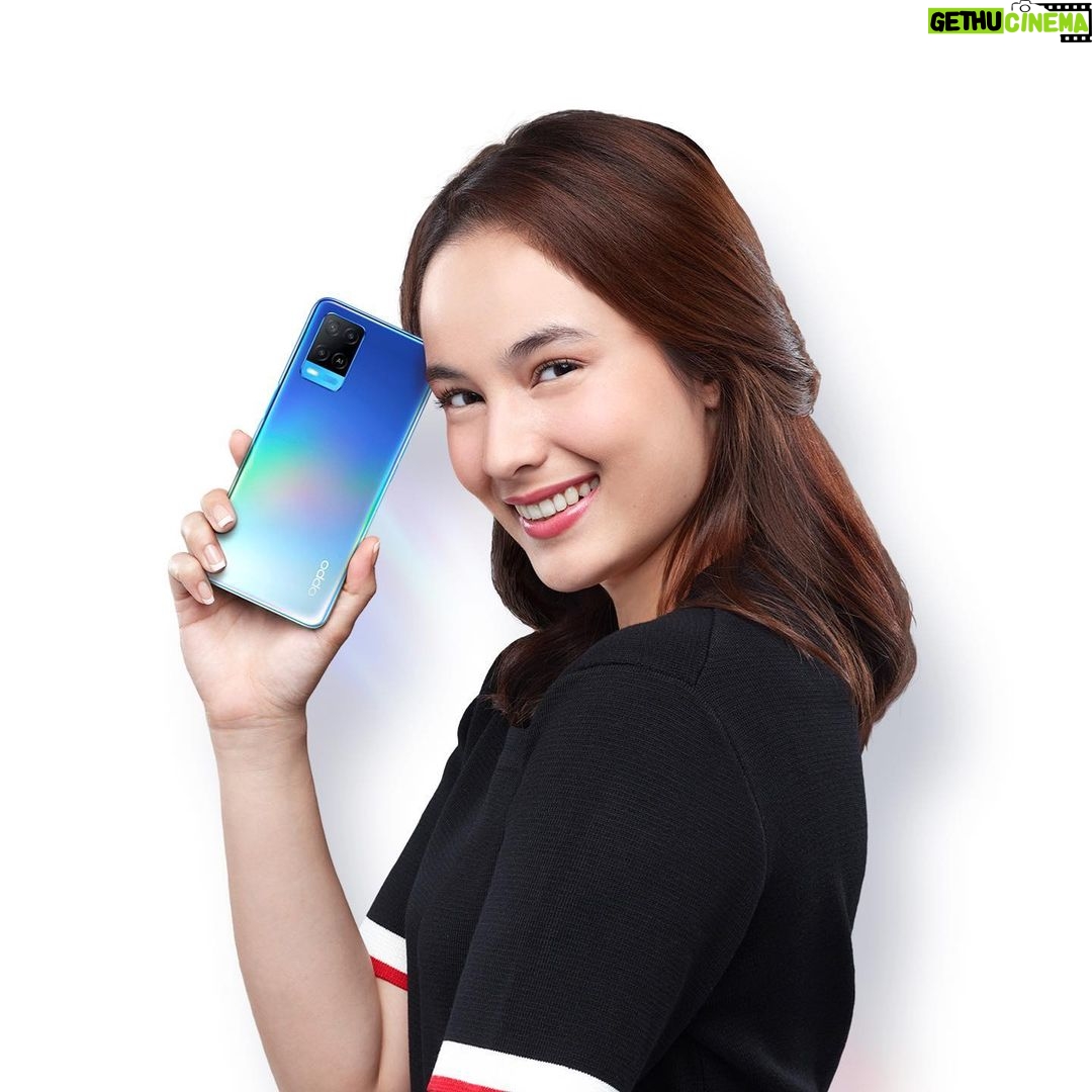 Chelsea Islan Instagram - Finally, OPPO A54 with Superior Design & Efficient Performance is officially launched in Indonesia! Kenapa Superior? Karena #OPPOA54 memiliki layar punch-hole yang membuat pengalaman nonton lebih luas! Apalagi untuk kalian yang memiliki mobilitas tinggi, kamu akan sangat terbantu dengan fitur Sunlight dan Moonlight Screen, yang dapat menyesuaikan terangnya layar agar matamu nyaman! OPPO A54, smartphonenya anak muda! π