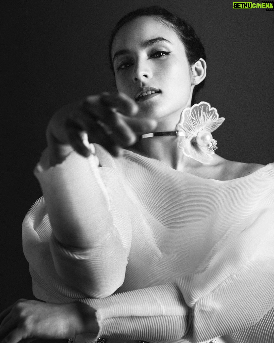 Chelsea Islan Instagram - Life isn’t Monochromatic 💿