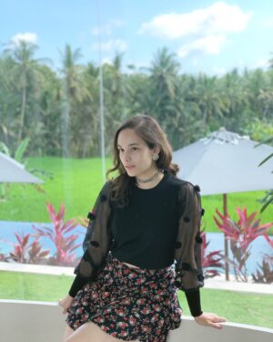 Chelsea Islan Instagram - Vibes speak louder than words. 
Trust the vibes you get, energy doesn’t lie. 
Enough said. Lol 💯