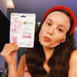 Chelsea Islan Instagram - It was raining and I decided to put on a facial mask to brighten up my day, lol! Girls, I have something new for you! Sakura White adalah produk Skincare favorite aku dari dulu, apalagi maskernya. Nah sekarang Garnier Sakura White punya produk baru lagi, Sakura White Waterglow Mask! Masker ini bening dan tipis, menggunakan teknologi Jepang dengan 10x Absorption Power! Jadinya menghidrasi lebih intensif. Mengandung ekstrak Sakura dan 5x Hyaluron, cukup 15 menit, kulit glowing seketika! Dan yang paling aku suka, maskernya menempel sesuai dengan bentuk wajah, feels like second skin! Yuk cobain sekarang! #InstaGlow #GarnierIndonesia #SakuraWhite 🌸✨
