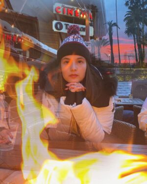 Chelsea Islan Instagram - Its the last day of 2020. Yay, we survived 2020! Tapi perjuangan kita tidak berhenti disini, kita menutup buku kita di tahun 2020, dan kita membuka lembaran baru di tahun 2021. 2020 has been a lot for me to process and accept, (emotionally, mentally and psychically). 

Tahun ini mengajarkan kita untuk bersabar, berproses dan membuka lapisan dalam diri kita yang mungkin selama ini tidak pernah kita ketahui, 
I learned a lot about personal growth. 

Begitu banyak kenangan, indah maupun pahit di tahun 2020. Ada yang pergi dan ada yang datang. Aku percaya kita sedang di uji oleh semesta, aku percaya bahwa kita akan lebih kuat lagi untuk menghadapi tahun 2021. Hang in there! 

I just wanna say that Im so grateful and blessed despite the circumstances. Be thankful each and everyday! 

Have Faith! 🤍 

Happy New Year 2021! ✨