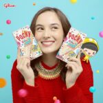 Chelsea Islan Instagram - Akhirnya giliranku buat cobain yang #BaruDariPocky, aku suka banget Pocky Colorful dari @pockyid! Menurutku rasanya unik. Perpaduan cream rasa lemon dan butiran gula warna warni di stik nya pas banget, and it’s so colorful kamu bisa dapetin Pocky colorful limited edition ini di @alfamart deket rumahmu sekarang! #PockyWarnaiMomenmu Buat kamu yang lagi di rumah aja, langsung check di slide 2 karena ada banyak hadiah buat kamu dari @pockyid, caranya gampang banget kok! Kamu cukup bikin kreasi Pocky Puzzle dari stick Pocky Colorful (lihat di slide 3 ya), untuk info lebih lanjut kunjungi @pockyid, semoga berhasil semuanya! 💖