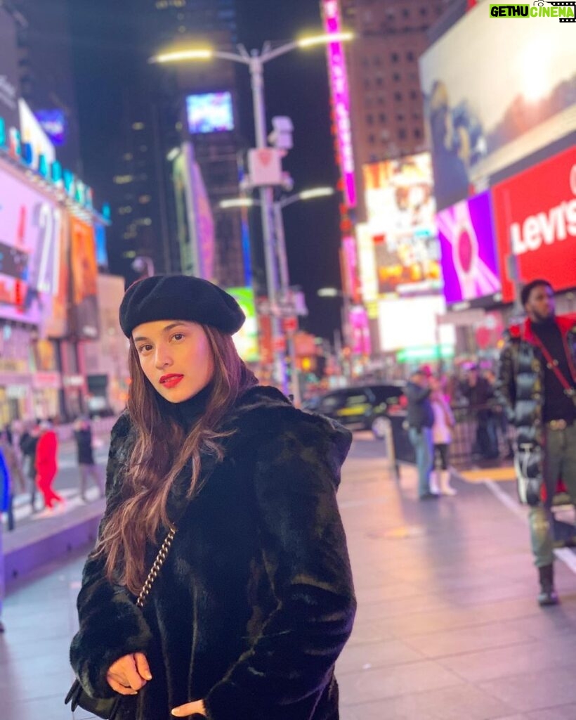 Chelsea Islan Instagram - Missing Newyork. Happy 4th of July! #PreCovidMemories🗽❤️ Times Square, New York City