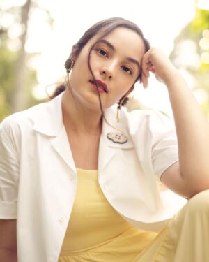 Chelsea Islan Instagram - I am honored to be featured as one of the dreamers collaborating with @onefinesky in celebrating Kartini’s Day in April and Women Power. 

Collaborating with @aidanandice and @rahasiagadis, I am so excited to announce and launch our new short sleeves! With this, we also have the Men / Unisex collection as well. Stay tuned to see the new collections! 

To Order and Contribute, WA to this number: +628111929109. The first 50 pieces of this collection will come with our blue and white stripes mask! Don’t miss it! #OneFineSky 💙☁️