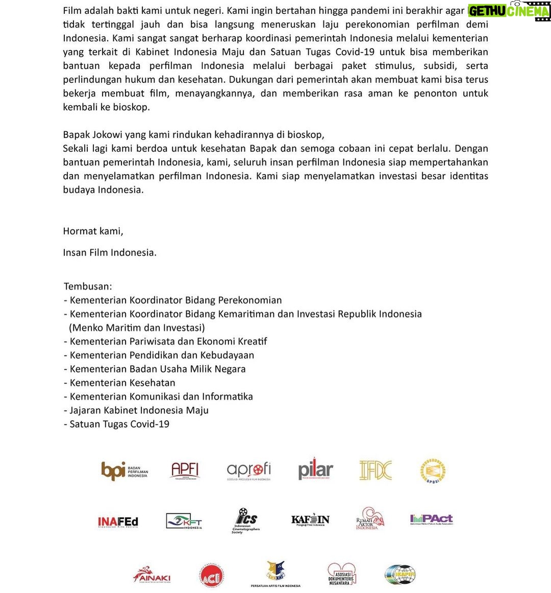 Chelsea Islan Instagram - SURAT UNTUK PRESIDEN Film Indonesia adalah milik kita semua, yang telah menjadi sahabat di banyak waktu, menjadi perekam banyak peristiwa bangsa untuk bisa kita jadikan renungan di kemudian hari. Membuat kita tertawa, terharu, terhibur, bahkan memandang diri kita. Perfilman Indonesia yang sebelum pandemi sedang menuju puncak kejayaannya, merupakan hasil kerja keras puluhan ribu pekerja industri film. Film Indonesia membawa wajah Indonesia ke penjuru dunia. Film Indonesia bukan saja hiburan, tapi juga penyandang budaya. Kami ingin kembali bisa berkarya, untuk bisa menginspirasi dan membuka mata. Kami memohon dukungan Bapak Presiden Joko Widodo @jokowi. Dan seluruh rakyat Indonesia. #FilmIndonesiaFilmKita #BanggaFilmIndonesia π²π¨