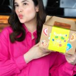 Chelsea Islan Instagram - DrinkIZI Prebiotic Soda Variety Pack! ✨ The most awaited and anticipated Prebiotic Soda 🫶🏻 The first-ever locally made and produced Prebiotic Soda in Indonesia! A healthier alternative and solution for soda enthusiasts, featuring real fruits, natural ingredients, and fewer calories. Not only does it promises a delightful taste, but it also contributes to boosting your overall immune system and digestive health. Sip your way to a happy gut as the prebiotics work their magic, complemented by the antioxidant boost from honey. It’s a sweet, tangy delight that’s oh-so-good for you! Cheers to a gut-loving journey and an IZI Lifestyle! DrinkIZI and Take it IZI! 🫧 🩷💜💙💛🧡💚