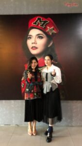 Chelsea Islan Instagram - Thank you Chelsea @chelseaislan sudah main ke kantor pusat Merry Riana Group untuk berbagi 🙏🏻 Banyak kenangan, banyak cerita dan pengalaman yang memorable, khususnya kalau dulu kita Inget Inget pas jamannya lagi produksi Film Merry Riana yah hehehe 😊 Sukses terus buat kamu, nggak hanya di dunia film tapi juga yg sekarang udah jadi Womenpreneur. So proud! ❤️ Dengerin obrolan saya sama Chelsea di Channel YouTube Merry Riana ya #MerryRiana #MerryDaily