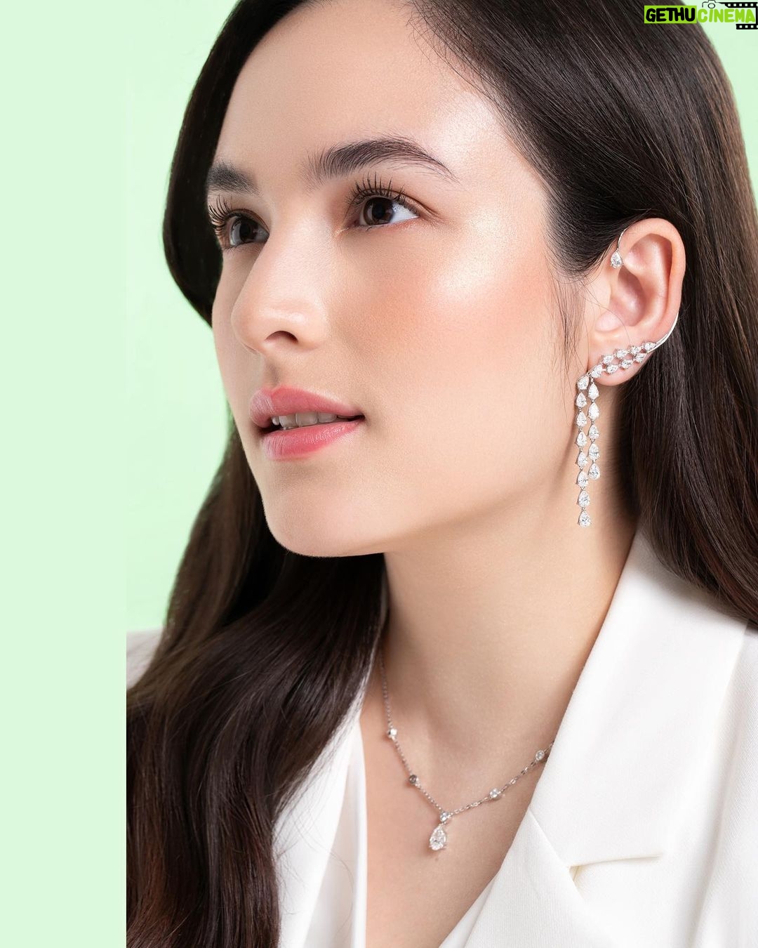 Chelsea Islan Instagram - Sol et Terre adalah bentuk komitmenku untuk Menjaga Bumi & Lingkungan Melalui Industri Perhiasan Lab Grown Diamond. Berangkat dari keresahanku mengenai industri perhiasan berlian dalam pembuatannya di tambang alam. Bagaimana itu merusak lingkungan, bagaimana itu dilakukan melalui eksploitasi pekerjanya secara tidak beretika. Aku dan @veronicapranata akhirnya memutuskan untuk bersama mengambil langkah lebih beretika dan ramah lingkungan dalam industri perhiasan berlian melalui Lab Grown Diamond. Rilis perdana di Bridestory Market ICE BSD, dan aku mengundang kalian semua untuk datang dan menjadi bagian dari kawan bumi! 🌏🌱✨ #SolEtTerre #SparkleWithPurpose #SustainableLuxury #Bridestory