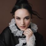 Chelsea Islan Instagram - On the Cover of @highendmagazine for February 2024 Issue 🖤🖤🖤 Photo @febiramdhan Styling @mangarajanegoro Text and Interview @dewianggriani.s Makeup @bubahalfian Hairdo @arsyndlaura from @puspitamarthaid Wardrobe @biyanofficial @boyfsembiring Jewelry @sol.et.terre Editor in Chief @lysiajessica #SenimanMudaBerkarya
