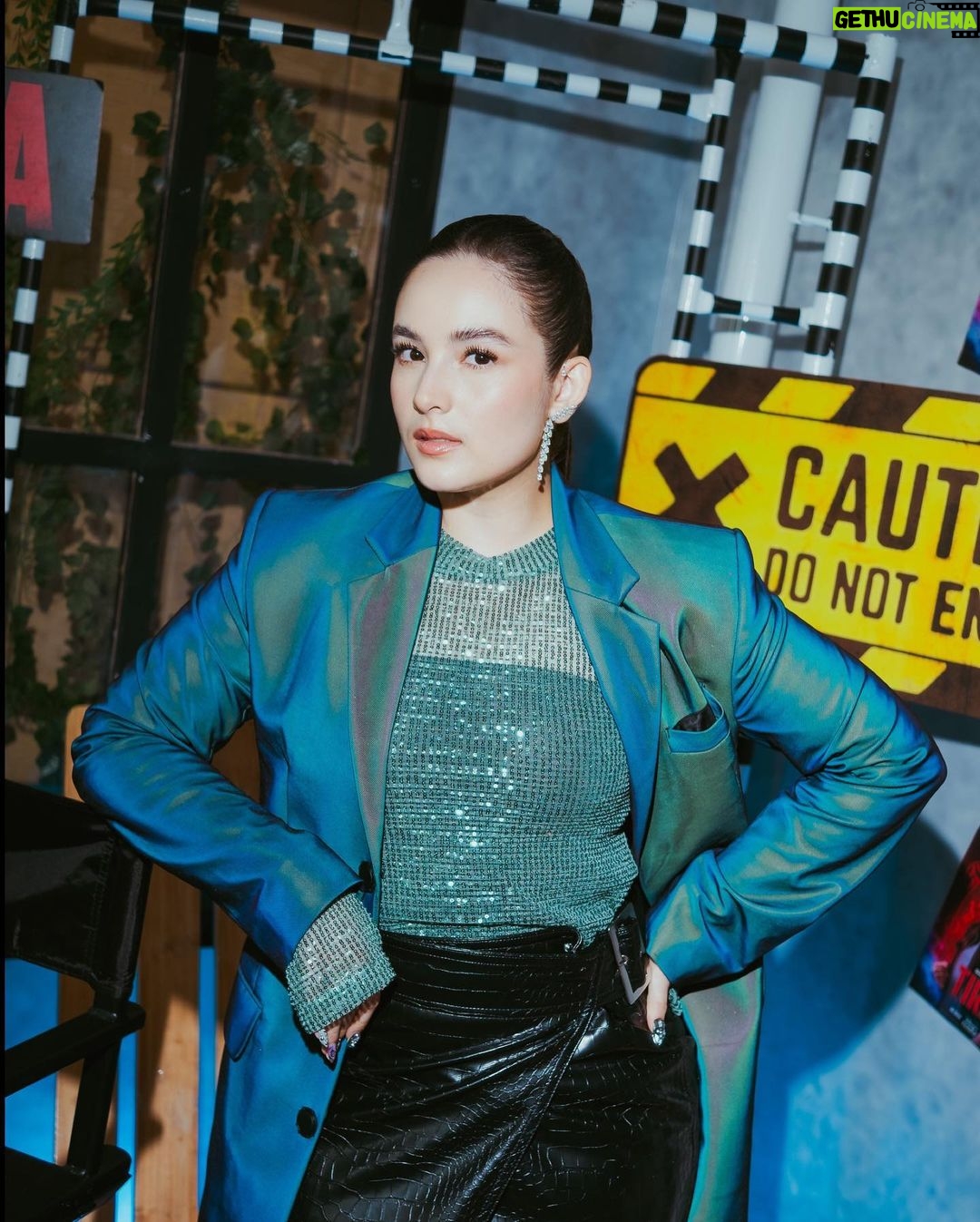 Chelsea Islan Instagram - Suci slaying in Holographic Coat from @moral_____ofthestory for Media & Press Junket of TIRA 🔮✨ Custom Jewelry by: @sol.et.terre Custom Nails by: @capriques Styled by: @imeldaimew Photographed by: @agrasuseno @snap.nuel #TIRA #Bumilangit #SenimanMudaBerkarya #JagadSinemaBumilangit
