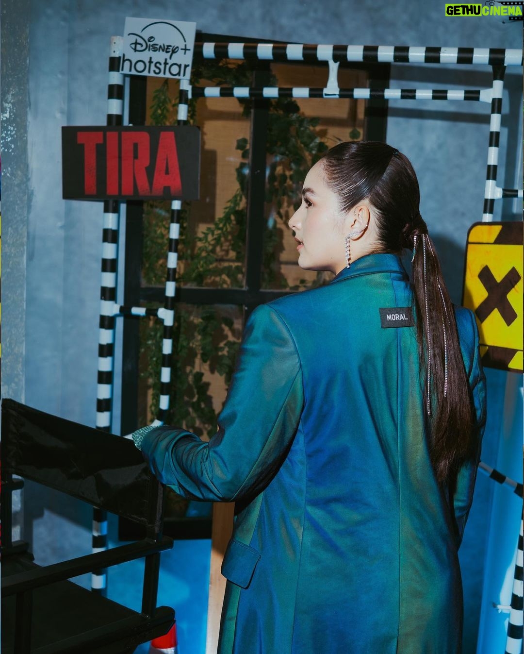 Chelsea Islan Instagram - Suci slaying in Holographic Coat from @moral_____ofthestory for Media & Press Junket of TIRA 🔮✨ Custom Jewelry by: @sol.et.terre Custom Nails by: @capriques Styled by: @imeldaimew Photographed by: @agrasuseno @snap.nuel #TIRA #Bumilangit #SenimanMudaBerkarya #JagadSinemaBumilangit