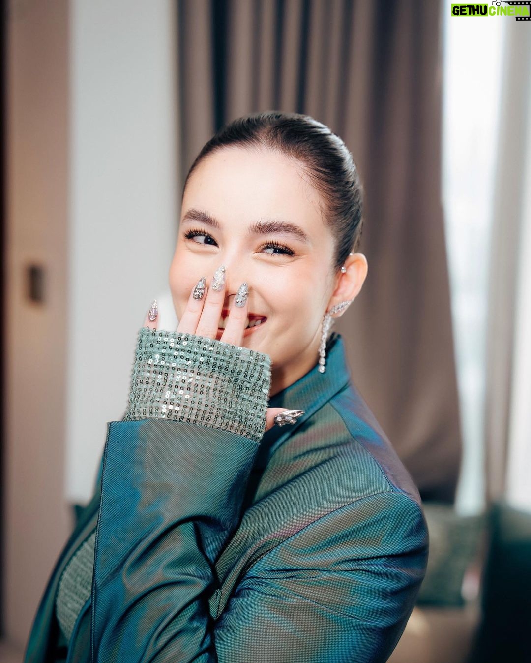Chelsea Islan Instagram - Suci slaying in Holographic Coat from @moral_____ofthestory for Media & Press Junket of TIRA 🔮✨ Custom Jewelry by: @sol.et.terre Custom Nails by: @capriques Styled by: @imeldaimew Photographed by: @agrasuseno @snap.nuel #TIRA #Bumilangit #SenimanMudaBerkarya #JagadSinemaBumilangit