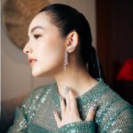 Chelsea Islan Instagram - Suci slaying in Holographic Coat from @moral_____ofthestory for Media & Press Junket of TIRA 🔮✨ Custom Jewelry by: @sol.et.terre Custom Nails by: @capriques Styled by: @imeldaimew Photographed by: @agrasuseno @snap.nuel #TIRA #Bumilangit #SenimanMudaBerkarya #JagadSinemaBumilangit