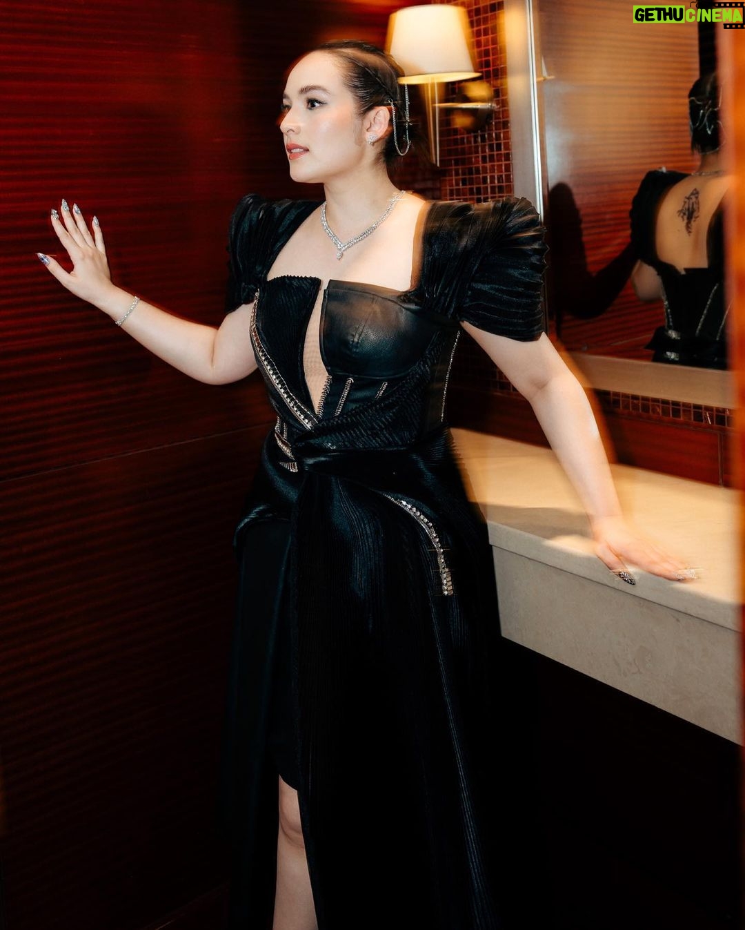 Chelsea Islan Instagram - Gala Premiere of TIRA π₯π Serial TIRA adalah serial pertama dari Jagat Sinema Bumilangit. Akhirnya setelah penantian hampir 2 tahun dan dengan seluruh Cast dan Crew yang sudah bekerja keras dalam mewujudkan karya ini, Series TIRA bisa segera di saksikan di Disney+ Hotstar mulai tanggal 16 December 2023! π₯ Custom Dress by: @maisonmet Custom Jewelry by: @sol.et.terre Custom Nails by: @capriques Photographed by: @agrasuseno @snap.nuel MUA: @archangelachelsea Hairdo: @ichanaahair Styled by: @imeldaimew @mindanovianty Special thanks to: @disneyplushotstarid @bumilangitofficial @bcu.id @tirariors.official #SenimanMudaBerkarya #BanggaFilmIndonesia #BanggaKaryaLokal #TIRA #Bumilangit β€οΈβπ₯