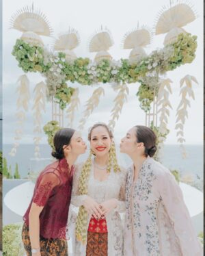 Chelsea Islan Instagram - Love is in the air! Happy to have witnessed the sacred and intimate ceremony of love. Happy wedding @itsmebcl 🤍