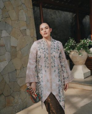 Chelsea Islan Instagram - Love is in the air! Happy to have witnessed the sacred and intimate ceremony of love. Happy wedding @itsmebcl 🤍