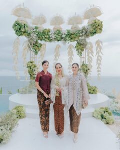 Chelsea Islan Instagram - Love is in the air! Happy to have witnessed the sacred and intimate ceremony of love. Happy wedding @itsmebcl 🤍 Amankila