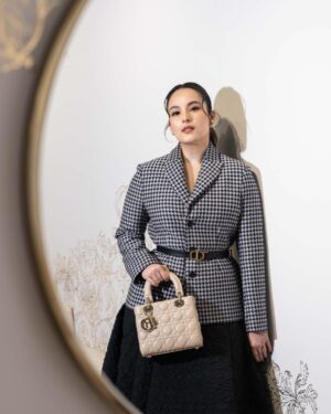 Chelsea Islan Instagram - It’s that time of the year! Feels like a magical dream. 

Welcoming the month of December and this Holiday Season with the House of Dior’s Fairytale World of Les Tuileries Royal Garden, Carousel of Dreams! ⭐️

#DIORHoliday #DreamInDIOR #DIORBeautyLovers