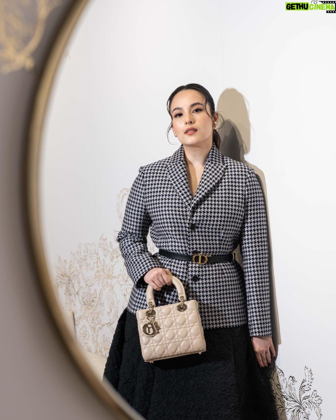 Chelsea Islan - 122.4K Likes - It’s that time of the year! Feels like a magical dream.
Welcoming the month of December and this Holiday Season with the House of Dior’s Fairytale World of Les Tuileries Royal Garden, Carousel of Dreams! ⭐️
#DIORHoliday #DreamInDIOR #DIORBeautyLovers