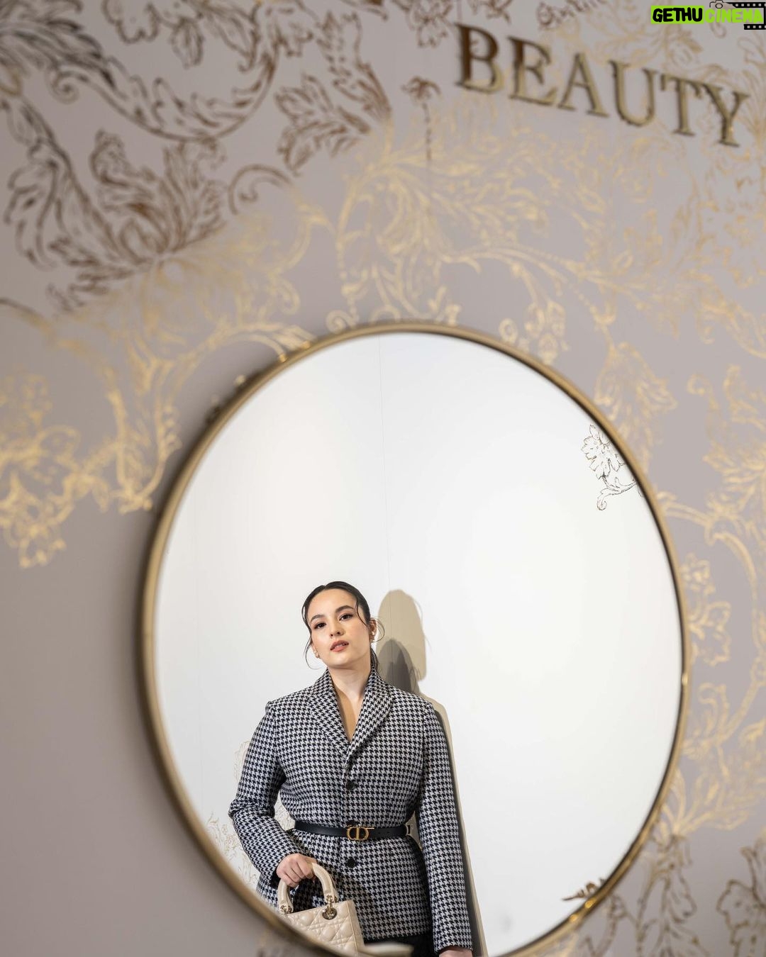 Chelsea Islan - 122.4K Likes - It’s that time of the year! Feels like a magical dream.
Welcoming the month of December and this Holiday Season with the House of Dior’s Fairytale World of Les Tuileries Royal Garden, Carousel of Dreams! ⭐️
#DIORHoliday #DreamInDIOR #DIORBeautyLovers