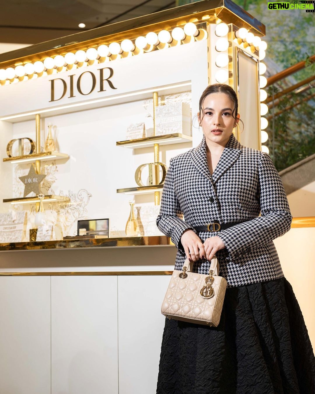 Chelsea Islan - 122.4K Likes - It’s that time of the year! Feels like a magical dream.
Welcoming the month of December and this Holiday Season with the House of Dior’s Fairytale World of Les Tuileries Royal Garden, Carousel of Dreams! ⭐️
#DIORHoliday #DreamInDIOR #DIORBeautyLovers