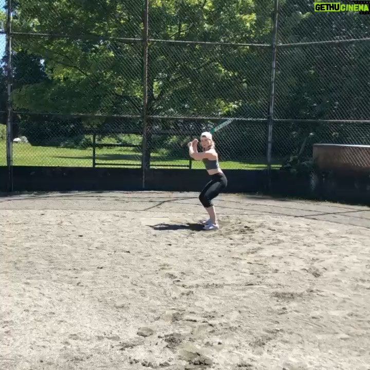 Chelsey Reist Instagram - amateur pretending to run & complaining about the pitches 😂🤷🏼‍♀️ #hittindingers Vancouver B.C. - Stanley Park
