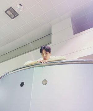 Chen-Kang Tang Instagram - 最近好像很流行第一張那樣的拍法…📷
喔對了 情人節快樂👀
#七夕 #情人節