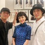 Chen-Kang Tang Instagram - 一齣我內心幾乎是跪著看完的好戲 時空、情感、角色，複雜的交錯又條理分明不混亂 傳統戲曲的現代呈現也驚艷不已 讓幾乎沒在看傳統戲曲的麻瓜如我都能理解並享受其中 整齣戲帶出對於親情的思念和對時代的感嘆 謝謝 #李國修 老師，讓我能有這麼美好的一個觀戲感受 謝謝台上所有我心中崇拜的演員們 謝謝千霈的邀請❤️ 謝謝尚禾帶我一起 一個大雨滂沱的下午 一個被好戲洗滌的下午 #京戲啟示錄 @pinkbabe0309 @shhuang1983