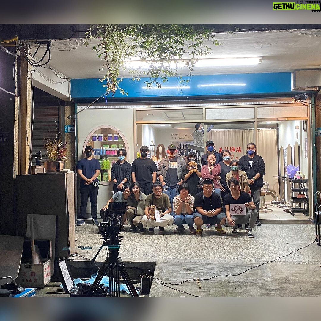 Chen-Kang Tang Instagram - 感謝最愛我的上帝✝️ 謝謝影展的評審 謝謝導演 @wade99920 、編劇 @linpeiyu0330 謝謝 @bear_men_film_studio 讓我能參與演出❤️❤️🥳🥳 昨天中午得知消息後 繼續忙碌了一整天,半夜回到家 直接累倒睡著~ 早上醒來才開始覺得幸運和驚喜 只有一整個晚上的時間可以拍攝 團隊拼命的和時間賽跑 但現場依然充滿了歡樂 謝謝所有參與的工作人員和演員們,你們都好棒❤️ 很期待 #貳拾參點零零分 這部短片繼續成長之旅 然後有一天能正式的與大家見面🤩 天啊,我得「最佳演員」啦🥳🍾 對於表演,真的好愛好愛🥰 繼續努力加油💪💪💪 @hffestival