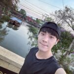 Chen-Kang Tang Instagram - 時隔三年 終於又可以重新開始 世界各地的跑步踩點紀錄了🥳 只要到各國各城市 時間情況允許的話就直接跑起來 今天趁著拍攝中間的小空檔 首跑泰國 美功河水上市場 之怕迷路所以折返跑🤣 原以為美美日落+微風徐徐很可以 卻忘了泰國的”熱情” 跑一個差點脫水🤣 雖然跑不了太多，但心情好爽快🥰 @flippossocks #陪我跑遍世界