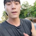 Chen-Kang Tang Instagram - 時隔三年 終於又可以重新開始 世界各地的跑步踩點紀錄了🥳 只要到各國各城市 時間情況允許的話就直接跑起來 今天趁著拍攝中間的小空檔 首跑泰國 美功河水上市場 之怕迷路所以折返跑🤣 原以為美美日落+微風徐徐很可以 卻忘了泰國的”熱情” 跑一個差點脫水🤣 雖然跑不了太多，但心情好爽快🥰 @flippossocks #陪我跑遍世界