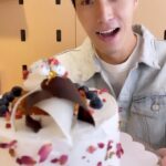 Chen-Kang Tang Instagram - 給耀眼的你們吃甜甜🎂❤️ #因為你如此耀眼 一起來追劇吧🤤 ►東森戲劇40頻道 晚間8點 ►TVBS歡樂台42頻道 晚間10點 ►Netflix 、LINE TV 晚間12點 上架 Outfit: @marcjacobs Hair : @ianhairstylist Makeup : @rubyhung_makeup