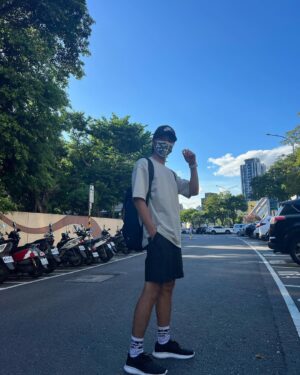 Chen-Kang Tang Instagram - 夏日午後的走走…
悶  熱  包圍著🫠

上衣、鞋子： @life8_tw