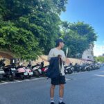 Chen-Kang Tang Instagram – 夏日午後的走走…
悶  熱  包圍著🫠

上衣、鞋子： @life8_tw