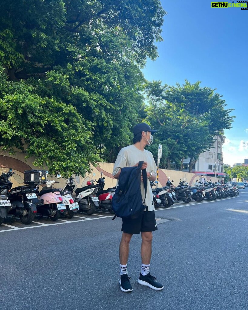 Chen-Kang Tang Instagram - 夏日午後的走走… 悶 熱 包圍著🫠 上衣、鞋子： @life8_tw