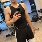 Chen-Kang Tang Instagram - 今天旅館的停車場旁有個小小健身房耶 即使只有幾個啞鈴和一台多功能訓練機 收工後還是想要去動一動，紀錄一下 練一下這荒廢已久的身體😆 影片音樂來源： 音樂: Born To Fight 音樂家: DIAB สมาคมแซ่ซิ้ม แปดริ้ว จ.ฉะเชิงเทรา 。泰國。北柳府。沆公畫院。理事會