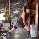 Chen-Kang Tang Instagram - 時隔三年 終於又可以重新開始 世界各地的跑步踩點紀錄了🥳 只要到各國各城市 時間情況允許的話就直接跑起來 今天趁著拍攝中間的小空檔 首跑泰國 美功河水上市場 之怕迷路所以折返跑🤣 原以為美美日落+微風徐徐很可以 卻忘了泰國的”熱情” 跑一個差點脫水🤣 雖然跑不了太多，但心情好爽快🥰 @flippossocks #陪我跑遍世界