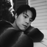 Chen-Kang Tang Instagram - 「冬日可愛」 是這幾天才學到的成語 一開始還覺得這麼可愛的詞句應該不會是成語 可能是最近在忙錄和煩惱許多事 當碰到無法溝通或暫時無解的狀況時 發現自己的情緒起伏會突然很大 即使壓抑在心裡 也會煩躁的有點難消化排除 又不想要因為自己而影響到別人 所以當看這句成語時 突然有種療癒感 這幾天也不斷在心裡反覆的想到和提醒自己 啊～繼續加油吧小剛 讓自己成為一位「冬日可愛」而不是「夏日可畏」 的大人 服裝❤️ @allsaintstaiwan 妝髮❤️ @vivilinmakeup 攝影❤️ @yowang.snap