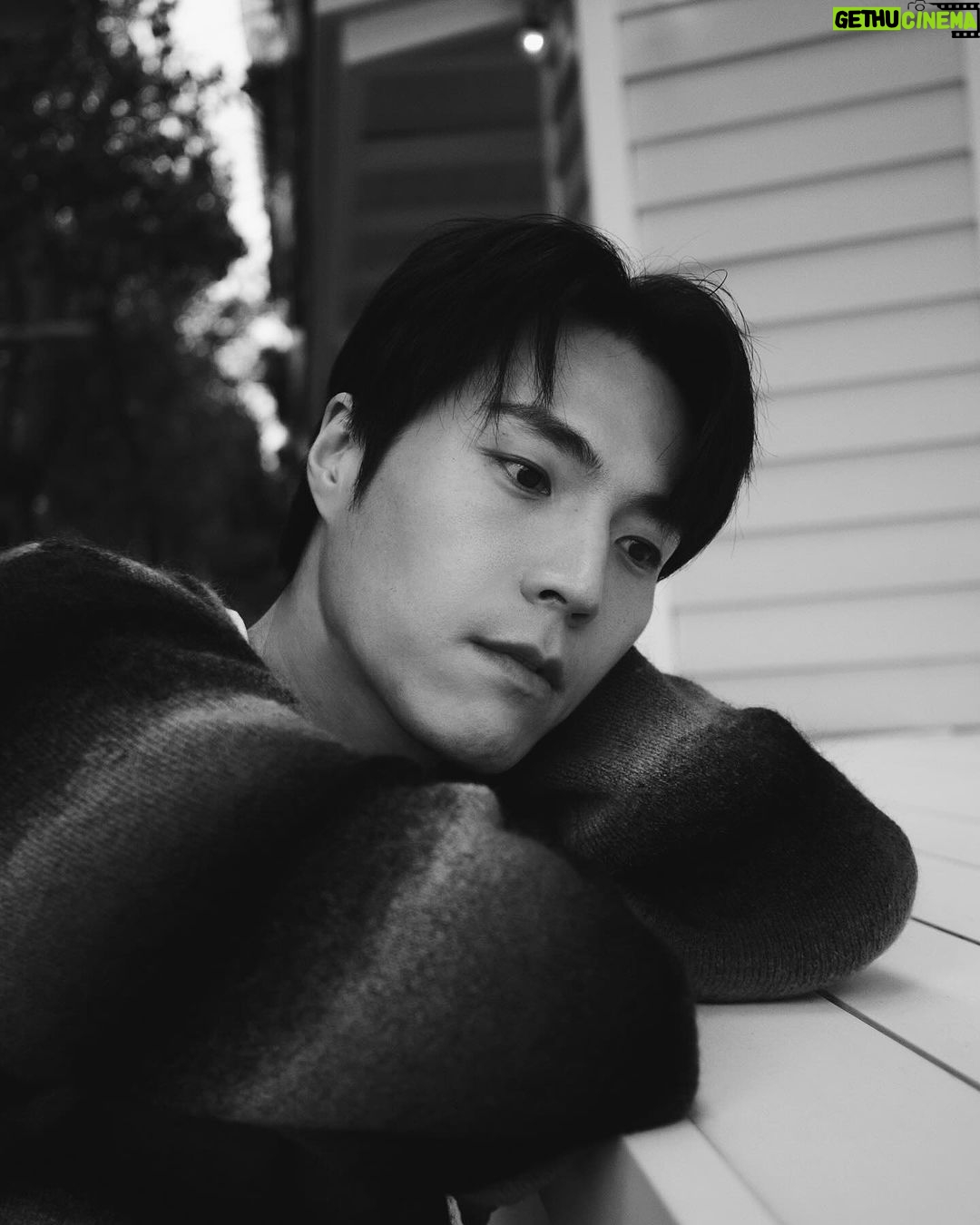 Chen-Kang Tang Instagram - 「冬日可愛」 是這幾天才學到的成語 一開始還覺得這麼可愛的詞句應該不會是成語 可能是最近在忙錄和煩惱許多事 當碰到無法溝通或暫時無解的狀況時 發現自己的情緒起伏會突然很大 即使壓抑在心裡 也會煩躁的有點難消化排除 又不想要因為自己而影響到別人 所以當看這句成語時 突然有種療癒感 這幾天也不斷在心裡反覆的想到和提醒自己 啊~繼續加油吧小剛 讓自己成為一位「冬日可愛」而不是「夏日可畏」 的大人 服裝❤️ @allsaintstaiwan 妝髮❤️ @vivilinmakeup 攝影❤️ @yowang.snap