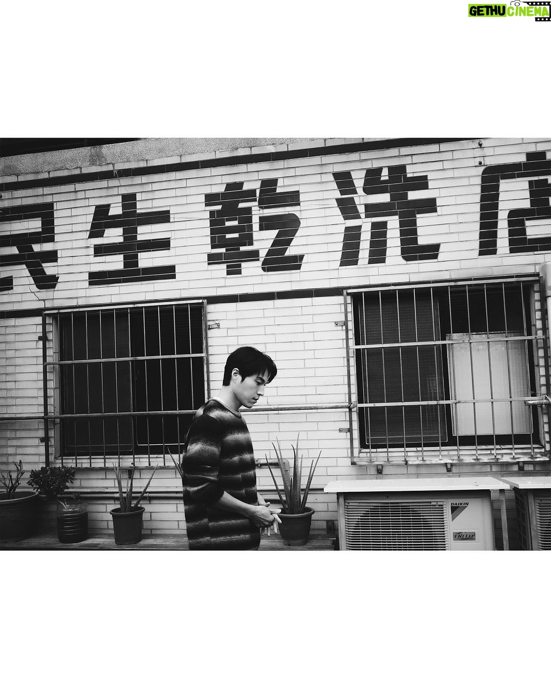 Chen-Kang Tang Instagram - 「冬日可愛」 是這幾天才學到的成語 一開始還覺得這麼可愛的詞句應該不會是成語 可能是最近在忙錄和煩惱許多事 當碰到無法溝通或暫時無解的狀況時 發現自己的情緒起伏會突然很大 即使壓抑在心裡 也會煩躁的有點難消化排除 又不想要因為自己而影響到別人 所以當看這句成語時 突然有種療癒感 這幾天也不斷在心裡反覆的想到和提醒自己 啊~繼續加油吧小剛 讓自己成為一位「冬日可愛」而不是「夏日可畏」 的大人 服裝❤️ @allsaintstaiwan 妝髮❤️ @vivilinmakeup 攝影❤️ @yowang.snap