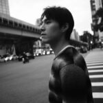 Chen-Kang Tang Instagram - 「冬日可愛」 是這幾天才學到的成語 一開始還覺得這麼可愛的詞句應該不會是成語 可能是最近在忙錄和煩惱許多事 當碰到無法溝通或暫時無解的狀況時 發現自己的情緒起伏會突然很大 即使壓抑在心裡 也會煩躁的有點難消化排除 又不想要因為自己而影響到別人 所以當看這句成語時 突然有種療癒感 這幾天也不斷在心裡反覆的想到和提醒自己 啊～繼續加油吧小剛 讓自己成為一位「冬日可愛」而不是「夏日可畏」 的大人 服裝❤️ @allsaintstaiwan 妝髮❤️ @vivilinmakeup 攝影❤️ @yowang.snap