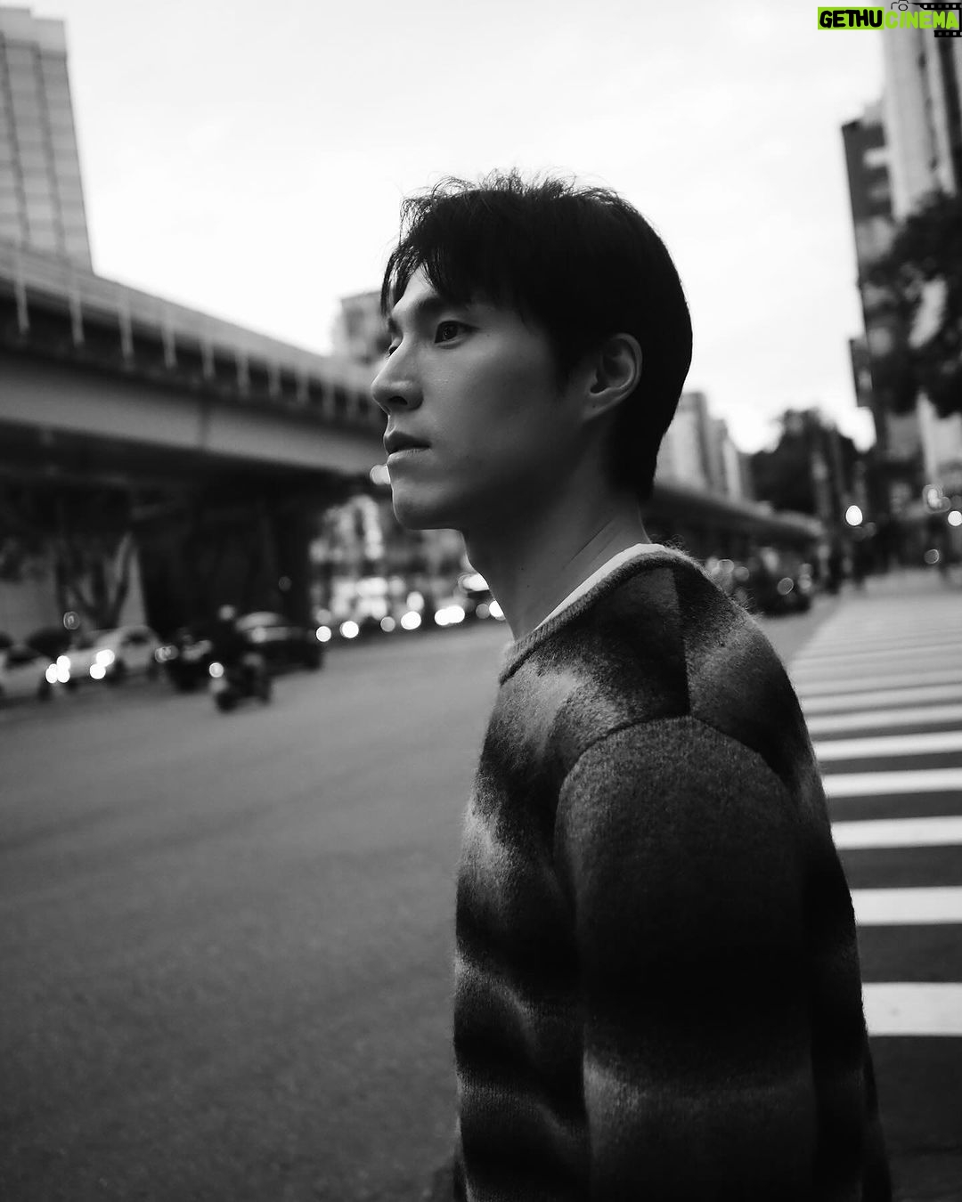 Chen-Kang Tang Instagram - 「冬日可愛」 是這幾天才學到的成語 一開始還覺得這麼可愛的詞句應該不會是成語 可能是最近在忙錄和煩惱許多事 當碰到無法溝通或暫時無解的狀況時 發現自己的情緒起伏會突然很大 即使壓抑在心裡 也會煩躁的有點難消化排除 又不想要因為自己而影響到別人 所以當看這句成語時 突然有種療癒感 這幾天也不斷在心裡反覆的想到和提醒自己 啊~繼續加油吧小剛 讓自己成為一位「冬日可愛」而不是「夏日可畏」 的大人 服裝❤️ @allsaintstaiwan 妝髮❤️ @vivilinmakeup 攝影❤️ @yowang.snap