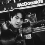 Chen-Kang Tang Instagram - 「冬日可愛」 是這幾天才學到的成語 一開始還覺得這麼可愛的詞句應該不會是成語 可能是最近在忙錄和煩惱許多事 當碰到無法溝通或暫時無解的狀況時 發現自己的情緒起伏會突然很大 即使壓抑在心裡 也會煩躁的有點難消化排除 又不想要因為自己而影響到別人 所以當看這句成語時 突然有種療癒感 這幾天也不斷在心裡反覆的想到和提醒自己 啊～繼續加油吧小剛 讓自己成為一位「冬日可愛」而不是「夏日可畏」 的大人 服裝❤️ @allsaintstaiwan 妝髮❤️ @vivilinmakeup 攝影❤️ @yowang.snap