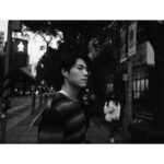 Chen-Kang Tang Instagram - 「冬日可愛」 是這幾天才學到的成語 一開始還覺得這麼可愛的詞句應該不會是成語 可能是最近在忙錄和煩惱許多事 當碰到無法溝通或暫時無解的狀況時 發現自己的情緒起伏會突然很大 即使壓抑在心裡 也會煩躁的有點難消化排除 又不想要因為自己而影響到別人 所以當看這句成語時 突然有種療癒感 這幾天也不斷在心裡反覆的想到和提醒自己 啊～繼續加油吧小剛 讓自己成為一位「冬日可愛」而不是「夏日可畏」 的大人 服裝❤️ @allsaintstaiwan 妝髮❤️ @vivilinmakeup 攝影❤️ @yowang.snap