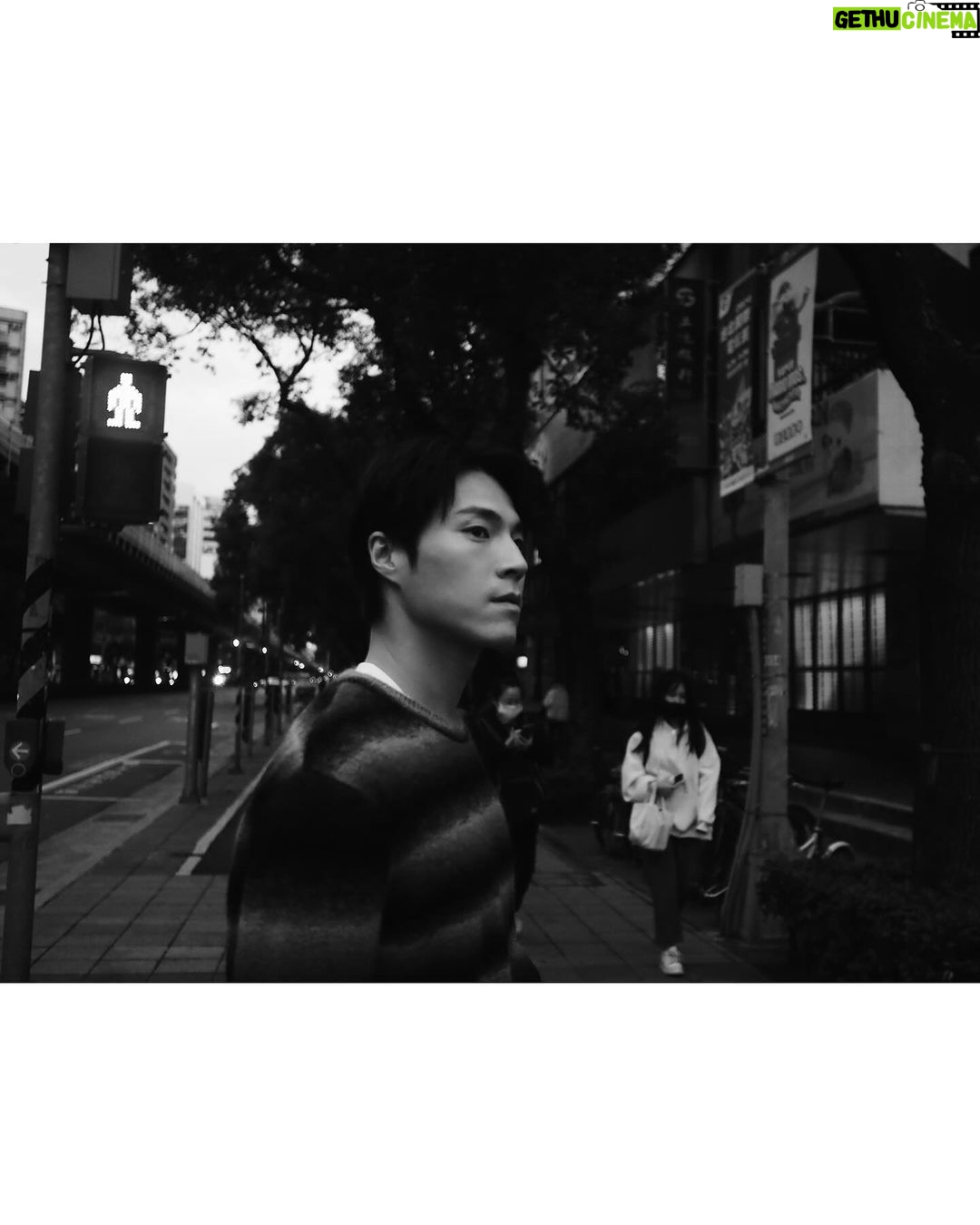 Chen-Kang Tang Instagram - 「冬日可愛」 是這幾天才學到的成語 一開始還覺得這麼可愛的詞句應該不會是成語 可能是最近在忙錄和煩惱許多事 當碰到無法溝通或暫時無解的狀況時 發現自己的情緒起伏會突然很大 即使壓抑在心裡 也會煩躁的有點難消化排除 又不想要因為自己而影響到別人 所以當看這句成語時 突然有種療癒感 這幾天也不斷在心裡反覆的想到和提醒自己 啊~繼續加油吧小剛 讓自己成為一位「冬日可愛」而不是「夏日可畏」 的大人 服裝❤️ @allsaintstaiwan 妝髮❤️ @vivilinmakeup 攝影❤️ @yowang.snap