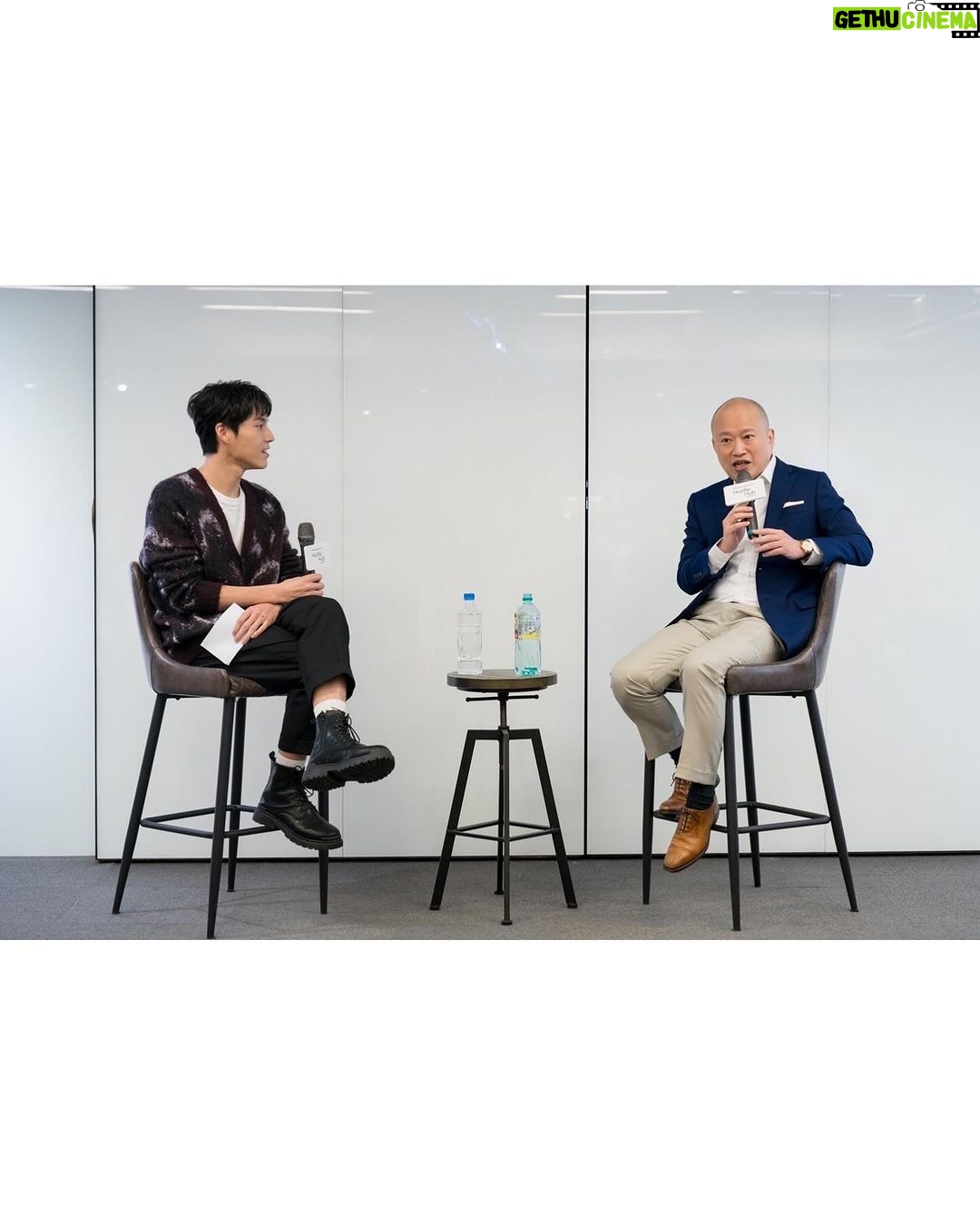 Chen-Kang Tang Instagram - 第一次的挑戰是突如其來的驚喜 引言人+主持+與老師的對談+個人經驗分享 只有一次短暫的視訊會議後就直接披掛上陣 前一晚緊張的睡不好 擔心時間控制不好、場面冷靜無聊、對談沒有交集、分享沒有回應 但也知道很多都只能臨場發揮😓 還好一切都很順利 大家的笑聲、回應 結束後對我的誇獎、鼓勵 謝謝廠商的信任與邀請 謝謝大好人好友的鼎力相助❤️ 是一場難得也有趣的經歷😊 服裝❤️ @cosstores #costaipei 妝髮❤️ @huan2.studio