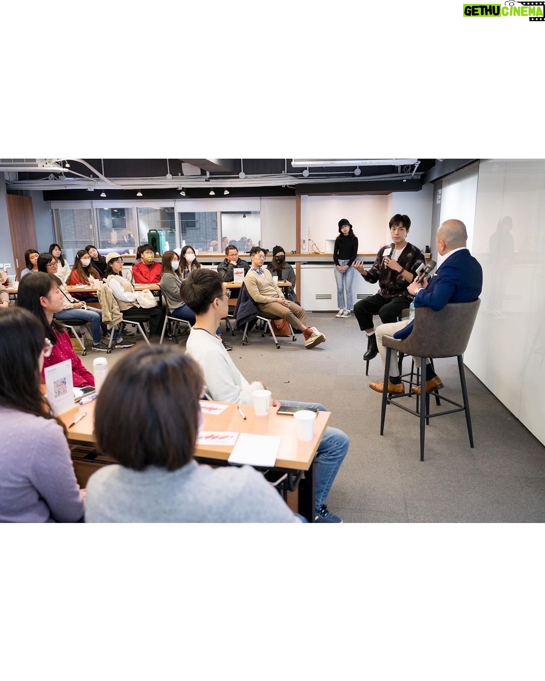 Chen-Kang Tang Instagram - 第一次的挑戰是突如其來的驚喜 引言人+主持+與老師的對談+個人經驗分享 只有一次短暫的視訊會議後就直接披掛上陣 前一晚緊張的睡不好 擔心時間控制不好、場面冷靜無聊、對談沒有交集、分享沒有回應 但也知道很多都只能臨場發揮😓 還好一切都很順利 大家的笑聲、回應 結束後對我的誇獎、鼓勵 謝謝廠商的信任與邀請 謝謝大好人好友的鼎力相助❤️ 是一場難得也有趣的經歷😊 服裝❤️ @cosstores #costaipei 妝髮❤️ @huan2.studio